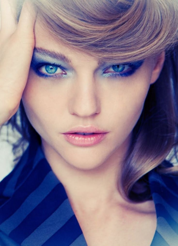 Необычный макияж на голубые глаза