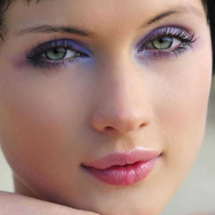 Красивый макияж глаз серым карандашом