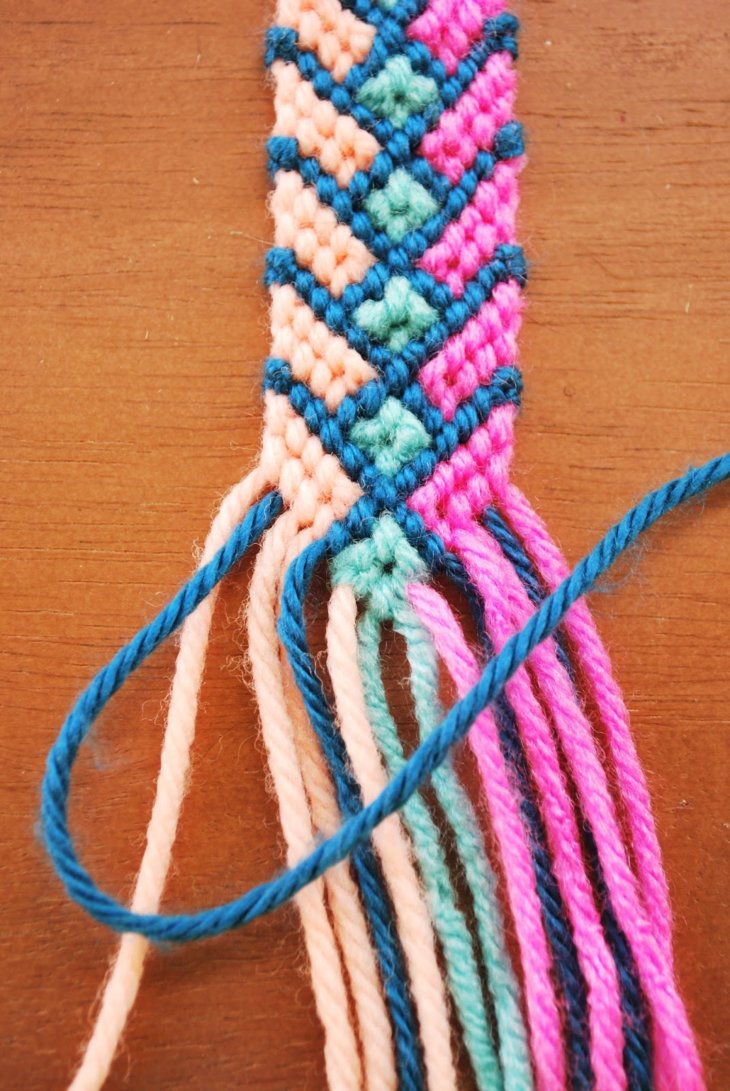 Браслеты из ниток - фото ярких плетений и интересных модных узоров