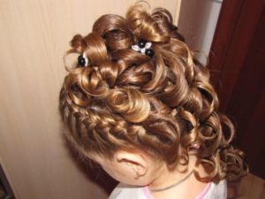 Pricheski Na Vypusknoj 71 Foto Glamurnyh Prichesok Dlya Vypusknogo
